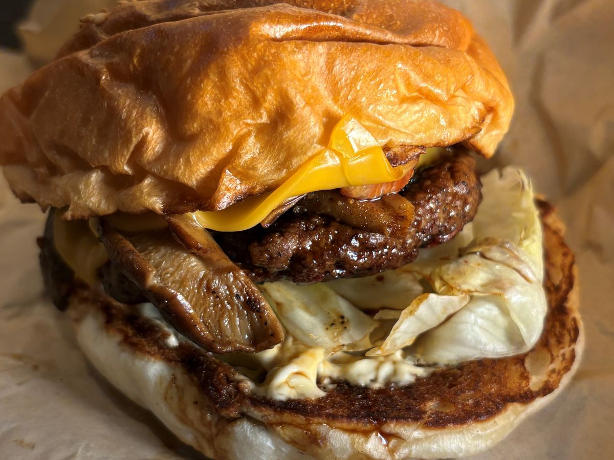 ポーク亭　大豆ミートキノコバーガー